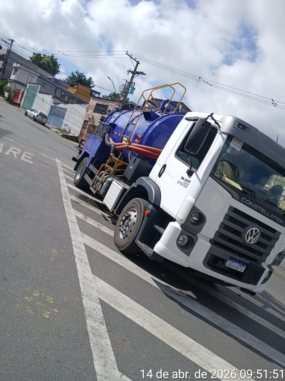 Caminhão Renasce posicionado para desentupimento em via pública de São Paulo