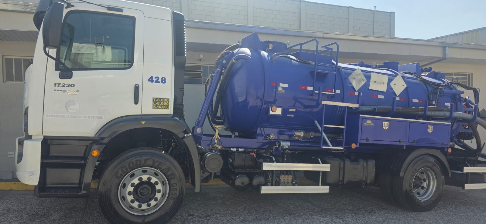 Caminhão auto-vácuo azul Renasce — equipamento para limpa-fossa e sucção industrial