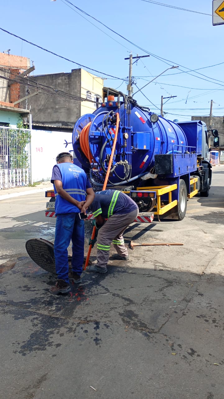 Equipe Renasce desentupindo bueiro em rua de São Paulo com caminhão hidrojato