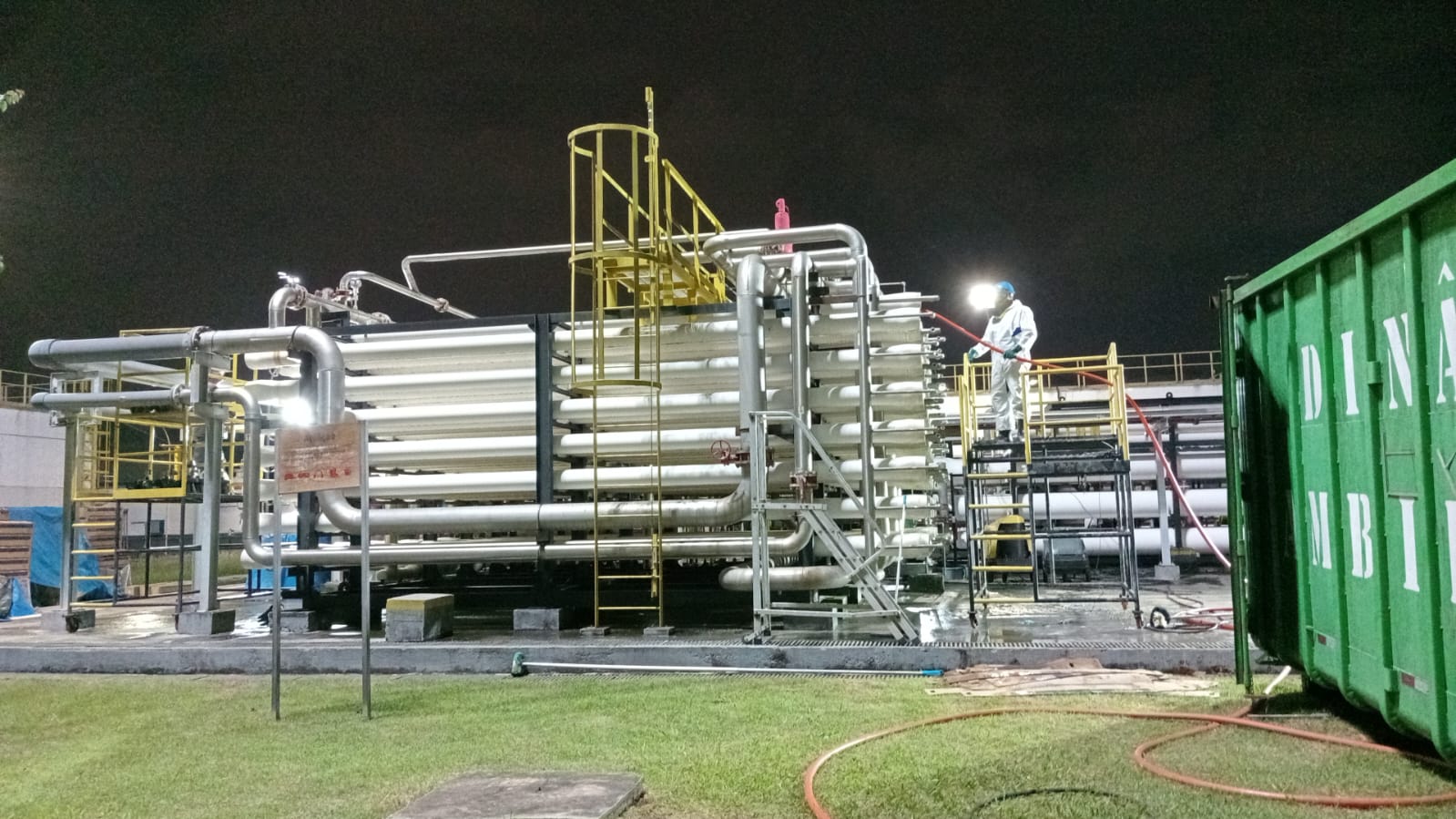 Limpeza industrial de trocador de calor com hidrojato em planta petroquímica